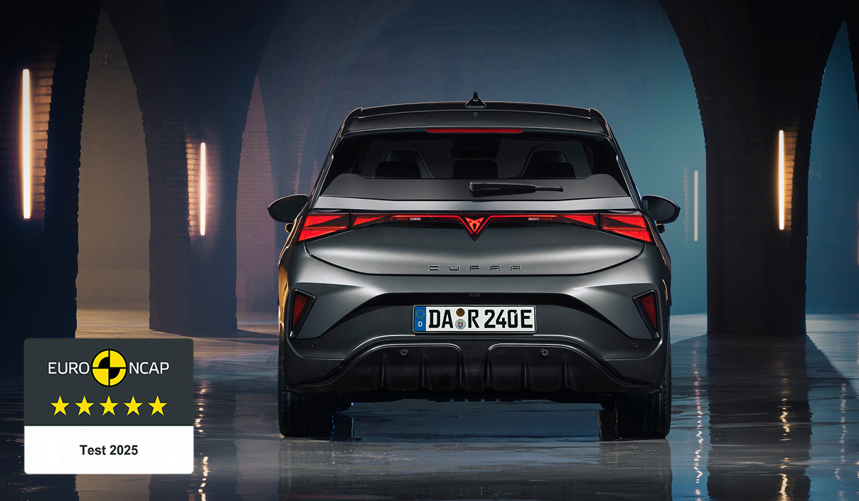 CUPRA Born in Heckansicht mit NCAP-Rating-Plakat im Vordergrund